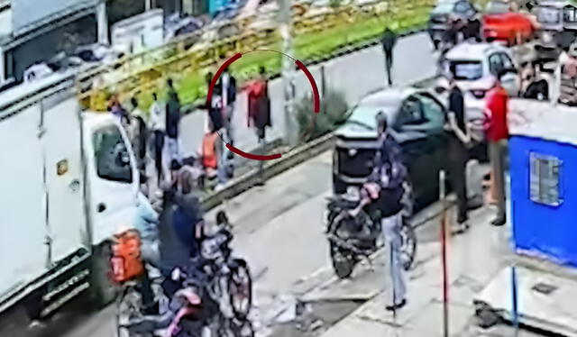 Cámaras de seguridad captan el momento del robo de la mochila roja. Foto: América TV Cámaras de seguridad captan el momento del robo de la mochila roja. Foto: América TV