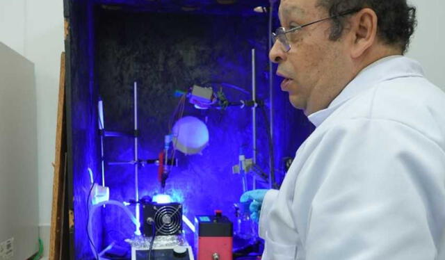 El investigador Hugo Alarcón explicó con lujo de detalles el proyecto que promete convertir los contaminantes agrícolas en fertilizantes reutilizables. Foto: Andina.   