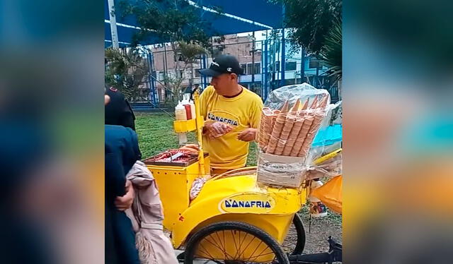 El heladero, vestido con la clásica camiseta amarilla, dejó los helados para freír hot dogs en su triciclo. Foto: composición LR/ TikTok / @variedades.henai El heladero, vestido con la clásica camiseta amarilla, dejó los helados para freír hot dogs en su triciclo. Foto: composición LR/ TikTok / @variedades.henai
