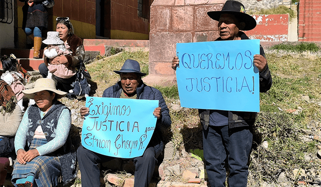  Familiares y amigos protestaron en la comisaría y en la sede judicial. Créditos: Cinthia Alvarez / La República.<br><br>    
