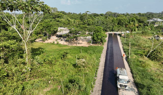 Una esquina de la construcción de la carretera Salamiriza Una esquina de la construcción de la carretera Salamiriza