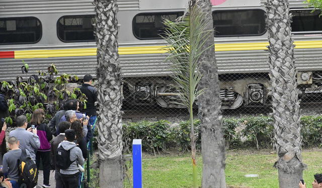 Uno de los vagones se descarriló el mismo día en que el tren fue presentado a la ciudadanía. Foto: La República Uno de los vagones se descarriló el mismo día en que el tren fue presentado a la ciudadanía. Foto: La República