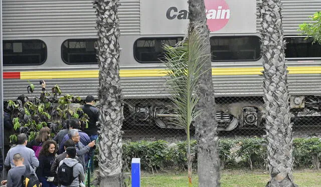 Ciudadanos registraron el momento. A pesar de las advertencias, la Municipalidad de Lima continuó con el plan de incorporar los trenes a las vías. Foto: Jesús Maza / LR Ciudadanos registraron el momento. A pesar de las advertencias, la Municipalidad de Lima continuó con el plan de incorporar los trenes a las vías. Foto: Jesús Maza / LR