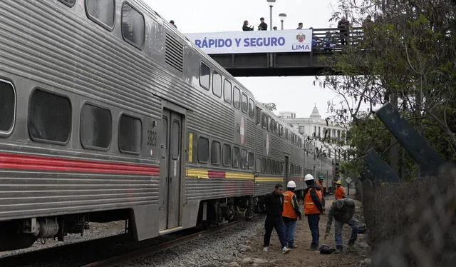 Personal de Ferrovías Central Andino en el carril donde ocurrió el hecho. Foto: Créditos: John Reyes / URPI - LR Personal de Ferrovías Central Andino en el carril donde ocurrió el hecho. Foto: Créditos: John Reyes / URPI - LR