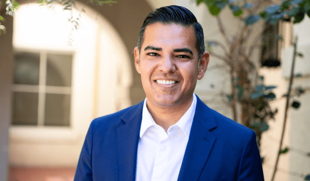 Robert García inmigró desde Perú a Lima cuando era un niño y aprendió inglés gracias a comics de Superman. Foto: cosas.pe Robert García inmigró desde Perú a Lima cuando era un niño y aprendió inglés gracias a comics de Superman. Foto: cosas.pe