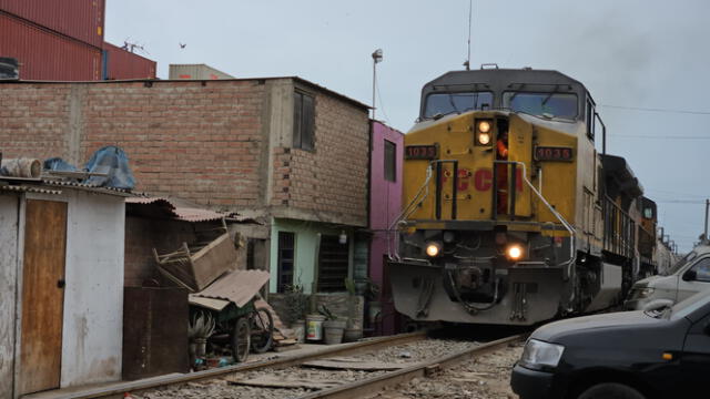Casas del Callao se encuentran a muy corta distancia de los rieles del tren Lima-Chosica. Foto: URPI-LR Casas del Callao se encuentran a muy corta distancia de los rieles del tren Lima-Chosica. Foto: URPI-LR
