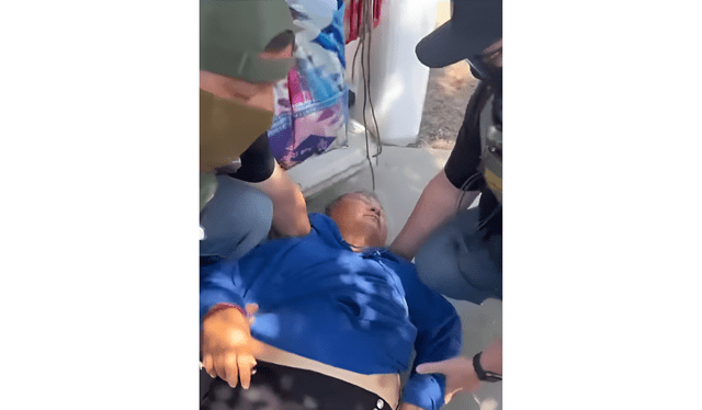 Matilde fue captada al desplomarse por sufrir un infarto tras intervención del ICE en su puesto de tamales. Foto: El Tiempo Matilde fue captada al desplomarse por sufrir un infarto tras intervención del ICE en su puesto de tamales. Foto: El Tiempo