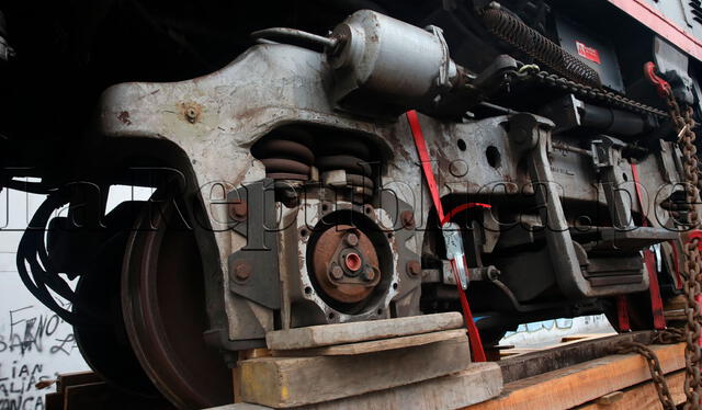  Algunas piezas de los coches traídos por López Aliaga evidencian notorio paso del tiempo. Créditos: Carlos Félix / La República   