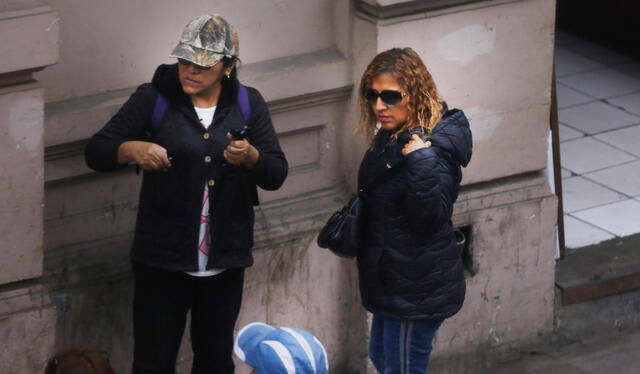  Grupo reducido de personas intentan amedrentar el trabajo periodístico de La República. Foto: Carlos Félix 