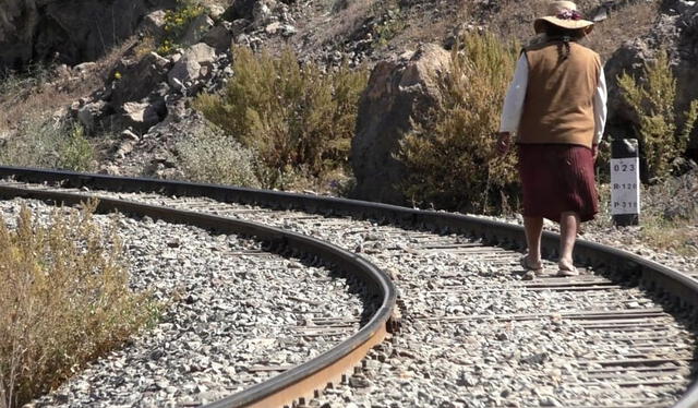 Vecinos temen por sus vidas pues deben cruzar riel para llegar a sus destinos. Foto: Mirelia Quispe - La República.   