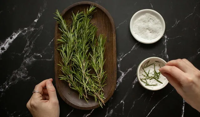  El romero es un condimento habitual en la gastronomía. Foto: Pexels   