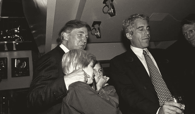  Trump y sus hijos, Eric e Ivanka Trump, son vistos con Jeffrey Epstein en la inauguración del Harley-Davidson Cafe en Nueva York en 1993.    