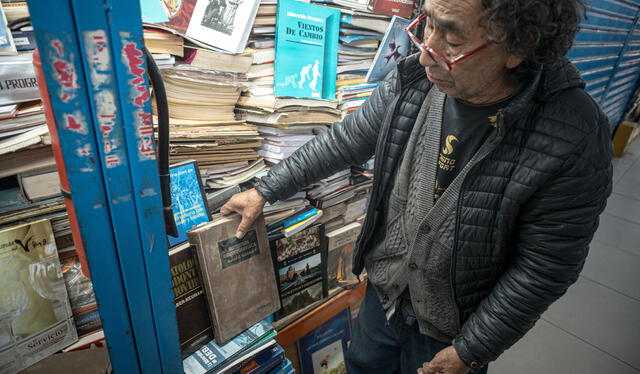  En Amazonas abunda la variedad de libros originales de segunda mano. Foto: John Reyes / La República   