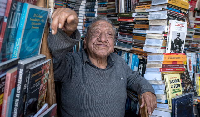  En los puestos de Quilca puede hallarse libros originales, réplicas y de segundo uso de distintos temas. Foto: John Reyes / La República   