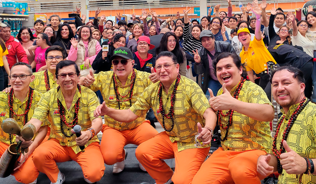 El grupo sorprendió a los clientes del Metro de La Hacienda en San Juan de Lurigancho con un concierto sorpresa que llenó de energía sus pasillos. Foto: Sandy Carrión/La República   