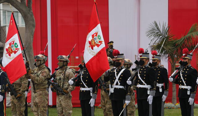El Estandarte Nacional es una versión rígida y portátil de la bandera. Foto: GLR   