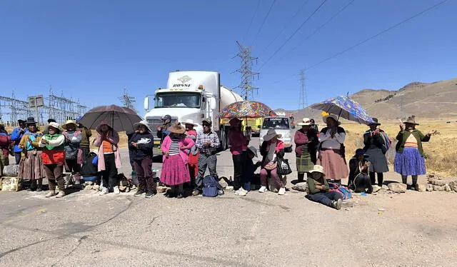 Familiares de los muertos en protestas bloquean carretera en el sur del país.   