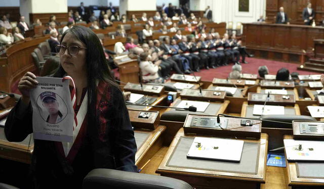  Ruth Luque fue una de las congresistas que protestó en medio del discurso de Boluarte. Foto: John Reyes / La República   