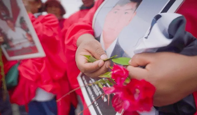  Familiares de víctimas de represión policial durante protestas realizaron peregrinaje en cerro San Cristóbal. Foto: CNNDDHH   