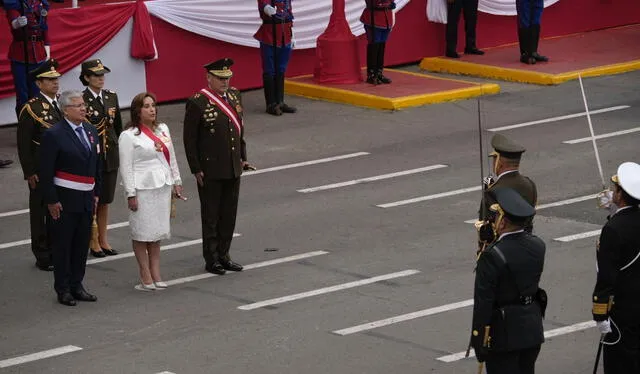 Dina Boluarte concluye su última Parada Militar como presidenta del Perú.   
