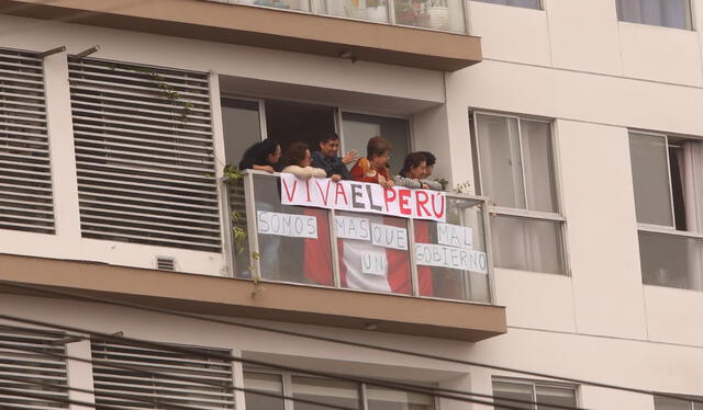 Peruanos despidieron la Gran Parada Militar desde los balcones de sus casas ubicados en la av. Brasil.   