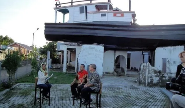 El lugar donde se encuentra el barco pesquero se ha convertido en un sitio de peregrinación. Foto: Clarín El lugar donde se encuentra el barco pesquero se ha convertido en un sitio de peregrinación. Foto: Clarín