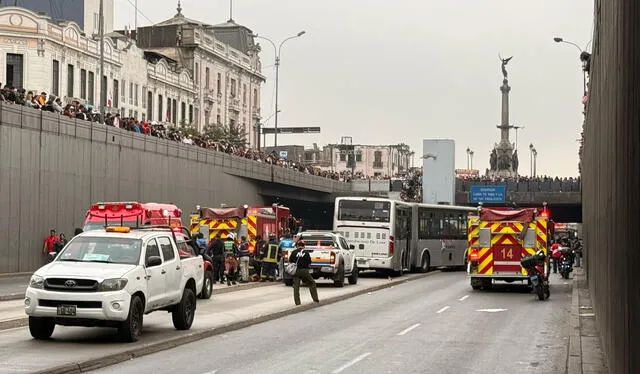 Más de 10 unidades de bomberos llegaron a la emergencia para trasladar a los heridos. Más de 10 unidades de bomberos llegaron a la emergencia para trasladar a los heridos.