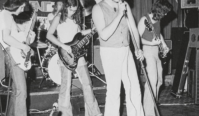  Paul Di'Anno en una presentación con Iron Maiden en 1975. Foto: Iron Maiden   