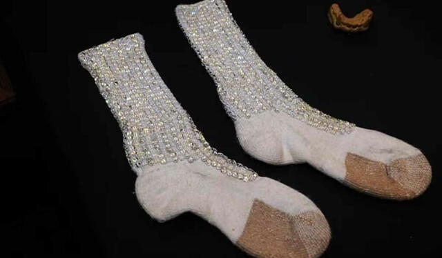  Las medias, subastadas por US$7.100, Michael Jackson las utilizó el 27 de julio de 1997 en un concierto en Niza, Francia. Foto: Mediatiko   
