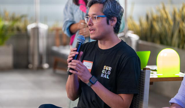 Cristian Situ presentando. Meetup en Lima organizado por el equipo de <a href="https://www.mutaciones.la/" target="_blank" rel="nofollow">Mutaciones.la</a> Cristian Situ presentando. Meetup en Lima organizado por el equipo de <a href="https://www.mutaciones.la/" target="_blank" rel="nofollow">Mutaciones.la</a>