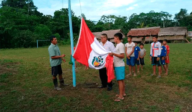  César Arirua junto a sus estudiantes realizando actos cívicos. Créditos: cortesía.<br>    