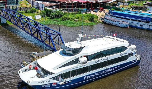 El ferry de Iquitos es el medio más usado para llegar a la isla, pese a demorar hasta 18 horas en llegar. Foto: Andina.