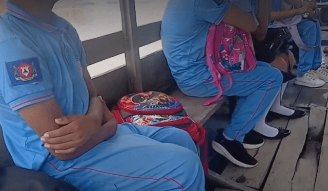 Escolares peruanos viajan a Brasil por el río Amazonas para asistir a sus colegios. Foto: América Noticias   