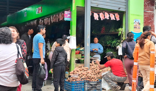  Comerciante y profesora, la señora Jesica trabaja en el mercado para poder cubrir sus gastos. Foto: La República    