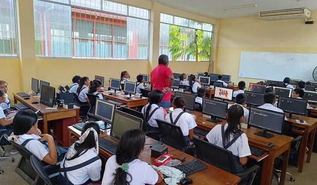Minedu entregó 23 computadoras para los más de 700 alumnos en el colegio República del Perú. Foto: Minedu   