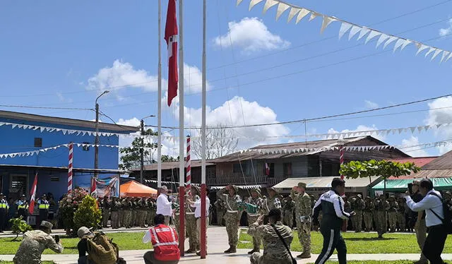Premier Eduardo Arana llegó a Santa Rosa de Loreto para izar la bandera del Perú. Foto: Yazmín Araujo - La República. Premier Eduardo Arana llegó a Santa Rosa de Loreto para izar la bandera del Perú. Foto: Yazmín Araujo - La República.