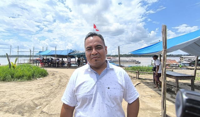 Iván Yovera, exalcalde del poblado Santa Rosa. Al fondo, flamea la bandera del Perú entre la Amazonía. Foto: Yazmín Araujo - La República. Iván Yovera, exalcalde del poblado Santa Rosa. Al fondo, flamea la bandera del Perú entre la Amazonía. Foto: Yazmín Araujo - La República.