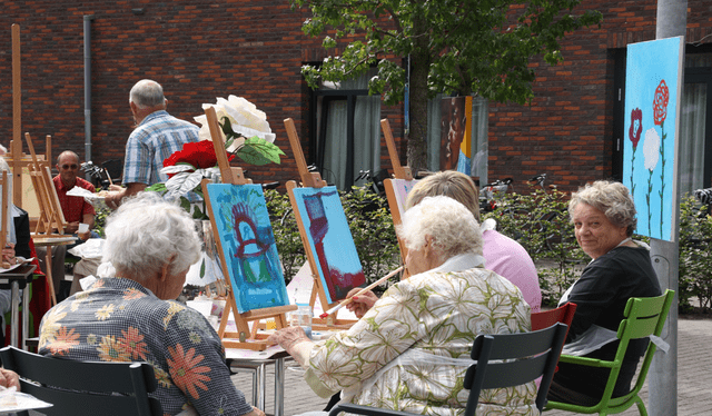 En <strong>Hogeweyk</strong> , las personas con Alzheimer realizan sus rutinas como antes de sufrir la enfermedad   