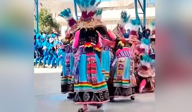  Las estudiantes tuvieron que interrumpir su danza para separar a sus compañeras de la pelea. Foto: composición LR/ TikTok / @juaannunura   