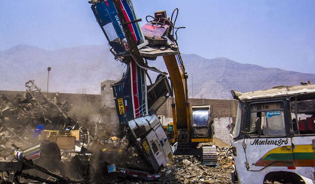  La Ley que agiliza el proceso de chatarreo de unidades fue aprobada en 2023. Foto: Andina   