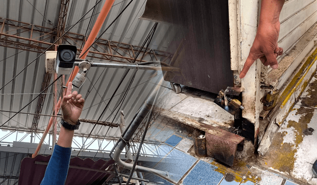  Malhechores cubrieron con aerosol la cámara de vigilancia y rompieron los candados. Créditos: Emmanuel Moreno / La República.<br><br>    