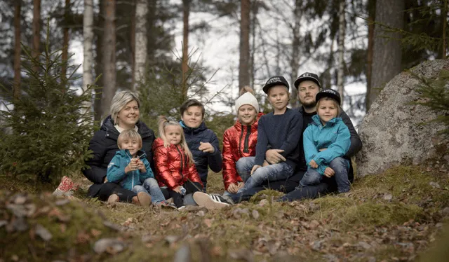 Emma Schols sobrevivió con una dura recuperación a las quemaduras y hoy vive feliz junto a su familia. Foto: BrightVibes    