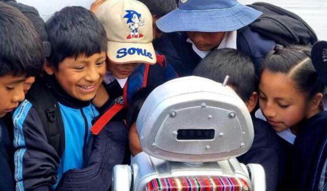 Así es como 'Kipi' enseña a varios alumnos en las zonas más rurales del Perú. Foto: Andina Así es como 'Kipi' enseña a varios alumnos en las zonas más rurales del Perú. Foto: Andina