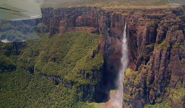 Salto de Ángel tiene una caída de agua de casi mil metros. Foto: Mi nube Salto de Ángel tiene una caída de agua de casi mil metros. Foto: Mi nube