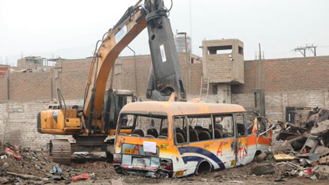 El proceso chatarreo a los vehículos informales. Foto: MTC   