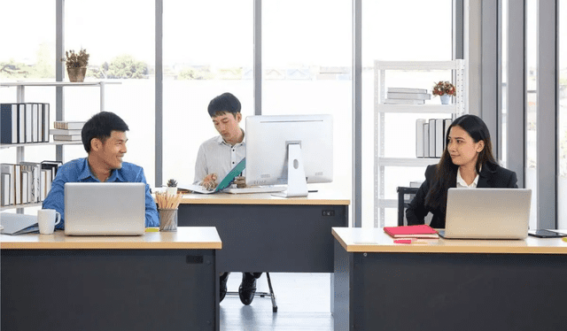 Estos jóvenes chinos son beneficiados socialmente ya que tienen la oportunidad de relacionarse con otros en estos servicios. Foto: The Star   