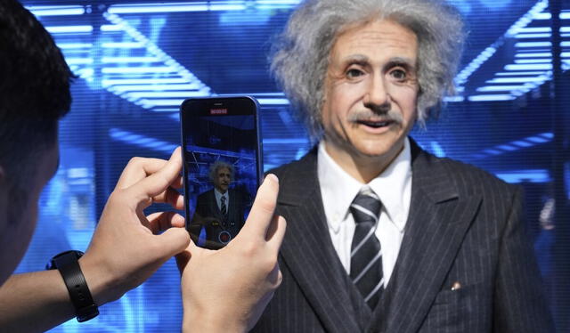  Un robot humanoide del físico Albert Einstein. Foto: AP   