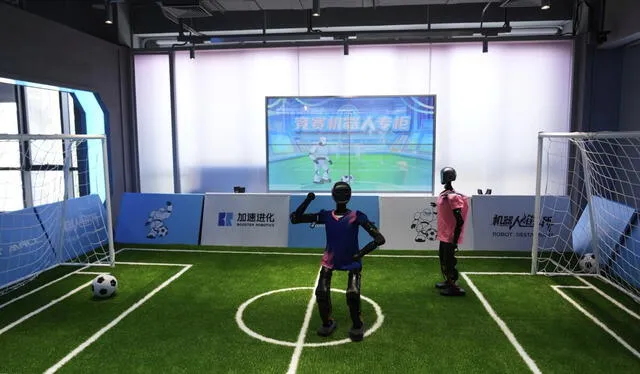  Robots humanoide jugando fútbol. Foto: AP    