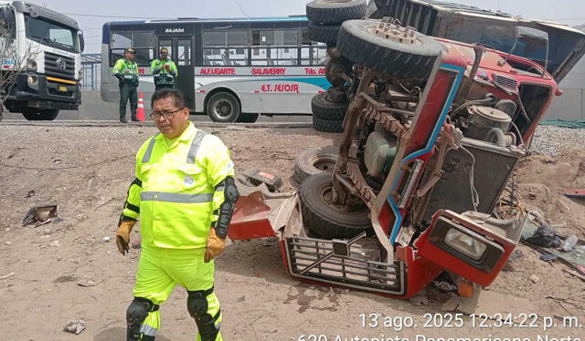 Accidente en Ancón deja a chofer de volquete herido Foto: Difusión Accidente en Ancón deja a chofer de volquete herido Foto: Difusión