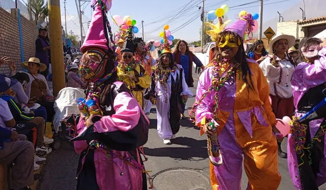 Arequipeños reciben con alegría el pasacalle tradicional de la Entrada de Ccapo en Arequipa.   